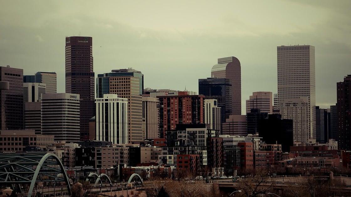Vista del centro de Denver al anochecer — la comunidad a la que Novo Legal sirve junto a titulares de TPS salvadoreño en Colorado y Washington.