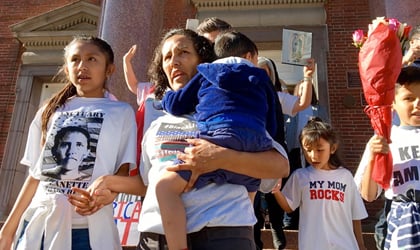 The Denver Channel: Activista de inmigración se refugia en iglesia de Denver