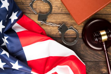Abogada de inmigración revisando documentos de moción de reapertura — expediente de procedimientos federales de remoción