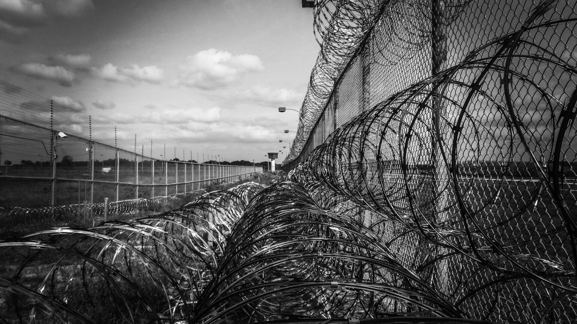 Cerca de alambre de púas en un centro de detención migratoria en Colorado Cerca de alambre de púas en un centro de detención migratoria en Colorado